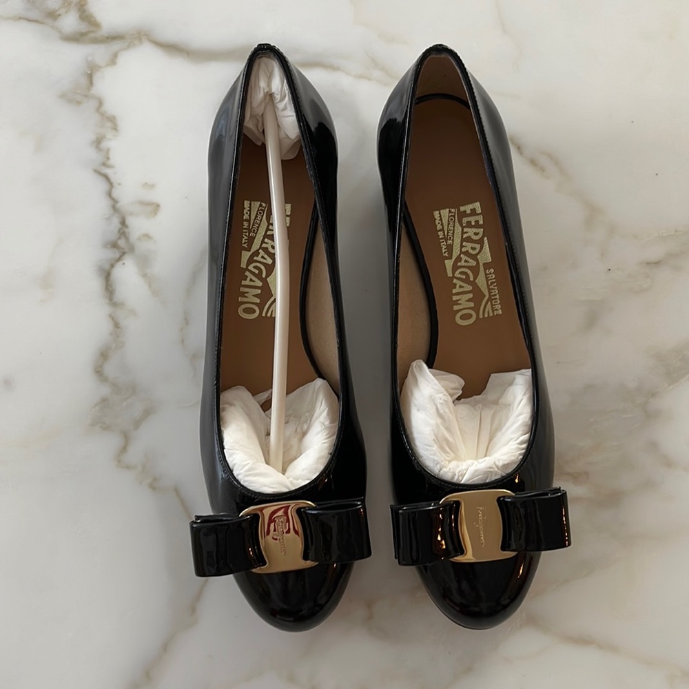 Ferragamo Vara small heel patent leather shoes
